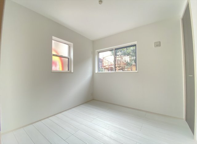 【洋室】 | 志木市柏町6丁目　新築一戸建住宅　全1棟　(志木本店) | 1階洋室／玄関横の洋室は家族みんなのコートクロークとしても便利です。