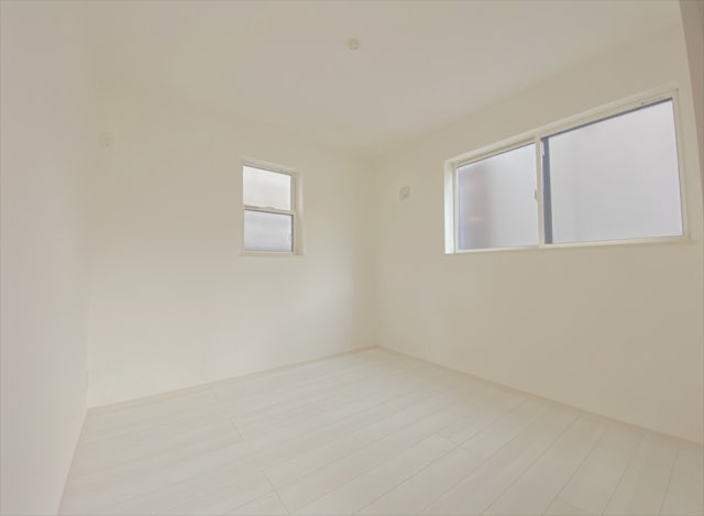 【洋室】 | 志木市柏町6丁目　新築一戸建住宅　全1棟　(志木本店) | 2階洋室はリビングと続き間になっているのでテレワークルームやキッズスペースとしても便利です。