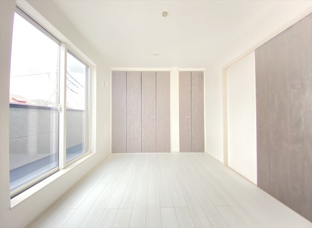 【洋室】 | 志木市柏町6丁目　新築一戸建住宅　全1棟　(志木本店) | 3階洋室(6.7帖)／
バルコニーに面した開放的な室内