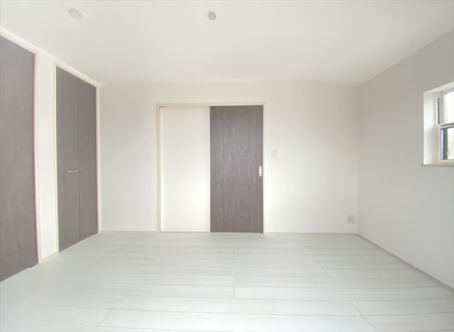 【洋室】 | 志木市柏町6丁目　新築一戸建住宅　全1棟　(志木本店) | 3階洋室(6.7帖)／
引き戸なので洗濯物を抱えてても開閉ラクラク。
開閉時に人にぶつかる心配もなく、子育てにも便利です。