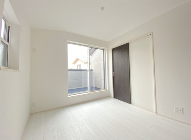 【洋室】 | 志木市柏町6丁目　新築一戸建住宅　全1棟　(志木本店) | 3階洋室(4.5帖)／
南西向きバルコニーに面した明るい室内。
ドアとバルコニーが近いのでお洗濯を干すのもラクラク。