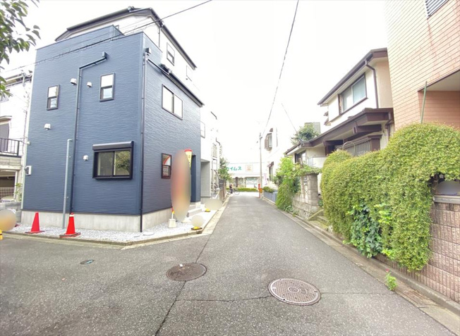 【前面道路含む現地写真】 | 志木市柏町6丁目　新築一戸建住宅　全1棟　(志木本店) | 前面道路は車の通りが少ないので車庫入れもスムーズに行えます。