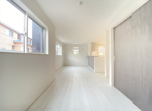 【居間・リビング】 | 志木市柏町6丁目　新築一戸建住宅　全1棟　(志木本店) | リビングは腰高窓なので家具の配置もしやすくレイアウトを楽しむことができます。