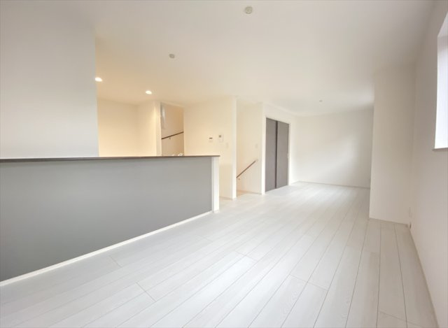 【居間・リビング】 | 志木市柏町6丁目　新築一戸建住宅　全1棟　(志木本店) | 16.7帖のゆとりあるLDKは中央に階段が設けられているので家族を近くに感じることができます。