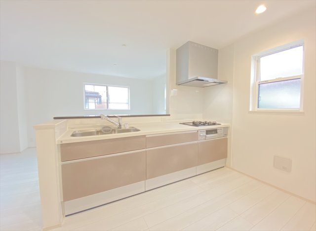 【キッチン】 | 志木市柏町6丁目　新築一戸建住宅　全1棟　(志木本店) | 家事をしながら会話が楽しめる対面キッチン。
サッと拭くだけで汚れも落ちるのでお手入れもラクラクな人工大理石トップを採用。