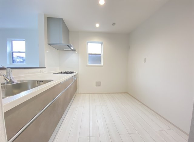 【キッチン】 | 志木市柏町6丁目　新築一戸建住宅　全1棟　(志木本店) | 窓から優しい自然光が入る明るいキッチンスペースです。