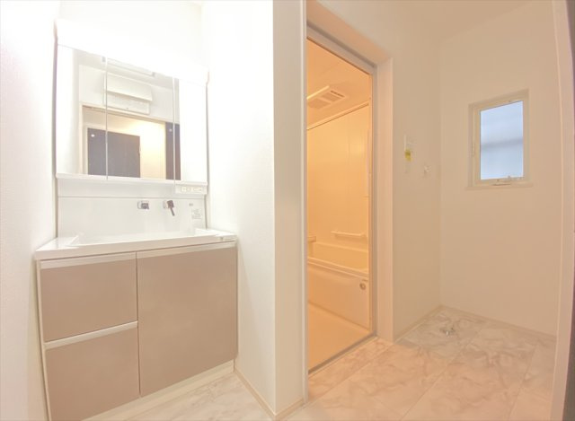 【独立洗面台】 | 志木市柏町6丁目　新築一戸建住宅　全1棟　(志木本店) | 三面鏡洗面化粧台は収納部分を鏡が隠してくれますので、スッキリと収納が出来ます。
ハイバックタイプの洗面台は水栓が上部にあるので水栓の根元に水が溜まることがなく、清潔さを保てます。