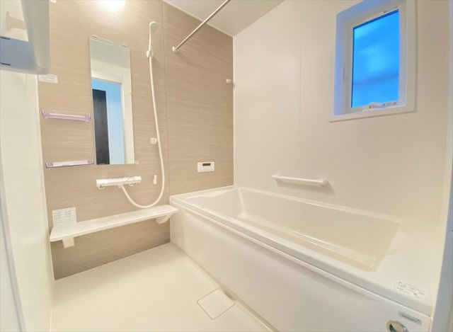 【浴室】 | 志木市柏町6丁目　新築一戸建住宅　全1棟　(志木本店) | 一坪タイプのゆとりあるバスルームは浴室乾燥機が付いているので雨天の洗濯はもちろん、浴室内のカビの発生も防げるので衛生面も安心です。