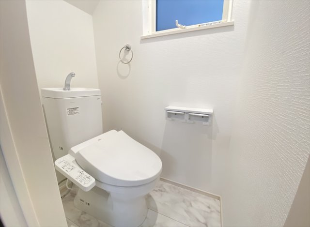 【トイレ】 | 志木市柏町6丁目　新築一戸建住宅　全1棟　(志木本店) | 1階トイレ／家族を感染症から守る温水洗浄便座を完備。