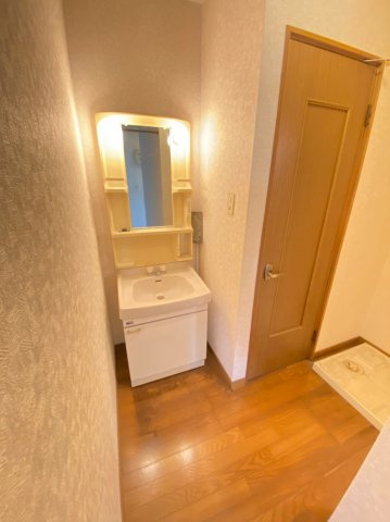 きはらハイツⅡの独立洗面台|独立洗面台、小物を置くことができて便利です