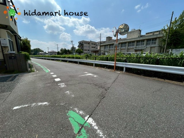 上尾市弁財1丁目　中古一戸建ての前面道路含む現地写真