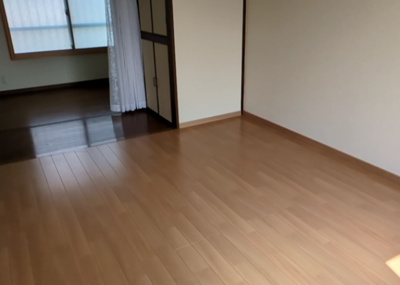 【洋室】 | テラスハウスＡ松が谷 | 洋室のメリットは重い家具が置きやすく、身の回りが整理しやすいことです。 床がフローリングのため畳とは異なり凹みにくいです。 クローゼットなど収納が豊富で、普段使わない旅行カバンや服の整頓も簡単にです。