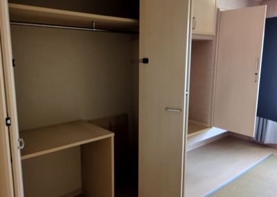 【収納】 | テラスハウスＡ松が谷 | デザイン性を重視しすぎて収納が少なかった！なんてことにならないため、事前に現地で収納の数を確認しておくことをお勧めします。クローゼット以外にも床下収納や屋根裏収納、パントリーなどもチェックしましょう。