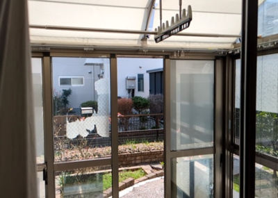 【バルコニー】 | テラスハウスＡ松が谷 | バルコニーは、室外の専用スペースのうち、「屋根がなく開放された空間」であるものを指します。ベランダより広いタイプのものが多く、日当たりもよいため家庭菜園などを楽しみたい人にとって適した環境となります。