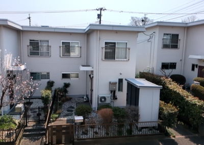 【外観】 | テラスハウスＡ松が谷 | 眺望の良さを楽しめるダイニングキッチンで家族団らんの時間を過ごしてはいかがでしょうか。バルコニーから見える景色を家族で眺める時間は、時間が経つのを忘れてしまいそうですね。是非、現地を見に行きましょう！