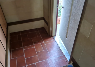 【玄関】 | テラスハウスＡ松が谷 | 玄関は家の顔でもあり、家族以外の目にも止まる場所です。玄関は外との間を仕切る扉、靴などをしまっておく収納スペース、靴脱ぎのたたきスペース、来客とのやり取りをするドアホンなど複数のアイテムからなります。