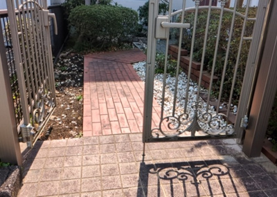 【エントランス】 | テラスハウスＡ松が谷 | マンションのエントランスには、もともと風よけや防犯の役割がありますが、マンションによって宅配ボックスなどの設備が備わっている所もあります。日々の生活をイメージしながら生活しやすさをチェックしましょう。