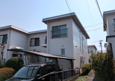 【外観】 | テラスハウスＡ松が谷 | 外観はマンション管理がされているかの目安になります。築年数が古いと、壁面は劣化してひび割れが生じることも！建物が古びていても細かいところが修繕されていると、きちんと管理されているなぁと感じるでしょう。