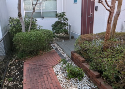 【庭】 | テラスハウスＡ松が谷 | 物件によっては、入居者が個人的に使用できる専用庭がついているものもあります。また、住宅の中にある土間の部分を庭と呼ぶこともあります。庭の用途は住む人によって変わり、それによってデザインもさまざまです。