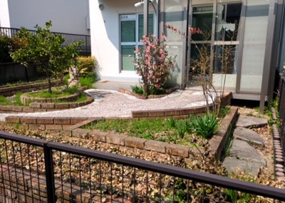 【中庭】 | テラスハウスＡ松が谷 | 中庭（パティオ）とは、一つの建築物の内部に設けられた、壁などで囲われている庭のことを指します。コの字型、ロの字型が主流ですが、L字型の中庭もあります。最近では、インテリア性の高さからも人気があります。