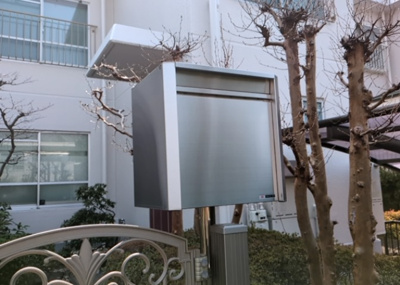 【設備】 | テラスハウスＡ松が谷 | エントランス付近に設置されている集合ポストは、住んでいる部屋と離れているため、ポストをあさるなど誰かに何かされていても被害に気づきにくいです。入居する時には他人に特定されにくい番号で鍵をかけましょう！