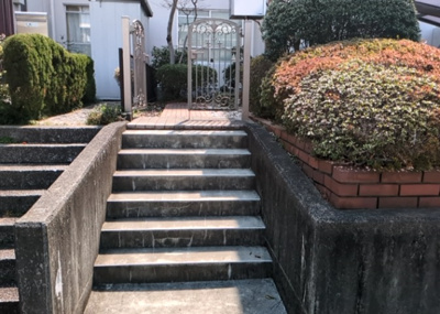 【受付】 | テラスハウスＡ松が谷 | 受付はマンションコンシェルジュがいる場合もあれば、管理人が滞在する小部屋を総称して呼ぶことがあります。主にエントランスに設置されていることから、防犯面でも期待ができます。防犯設備がない場合はより安心！