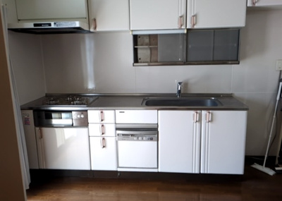 【キッチン】 | テラスハウスＡ松が谷 | L型アイランドタイプは、キッチンからダイニングにもリビングにも目が行き届くので、とても使いやすい配置です。L字型独立タイプは、キッチンを独立させてるためLDKというよりもLDといった様なイメージです。