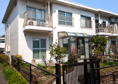 【構造・工法・仕様】 | テラスハウスＡ松が谷 | ＲＣ造、Reinforced Concreteは直訳すると補強されたコンクリートです。主に柱や梁・床・壁が鉄筋とコンクリートで構成おり、鉄筋を組んだ型枠にコンクリートを流し込んで固めたものを指します。