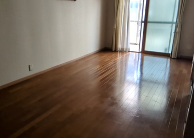 【居間・リビング】 | テラスハウスＡ松が谷 | 直線タイプはLとDKを一直線に並べた形で対面キッチンのタイプです。一般的なのでよく見かけるかもしれません。直線タイプに似た直接アイランドタイプは、キッチンとダイニングの間に壁がない分広く感じられます。