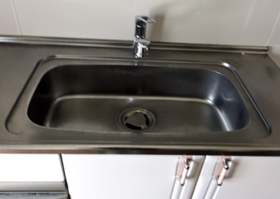 【キッチン】 | テラスハウスＡ松が谷 | 標準的なシステムキッチンの横幅は、165cm～300cm程度です。2100・2400・2550・2700などミリ単位で表記されます。普段どのように料理をするのかを想定しながら合ったサイズを選びましょう