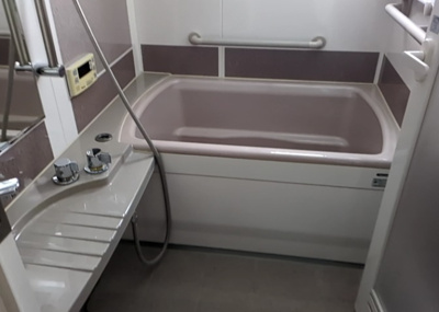 【浴室】 | テラスハウスＡ松が谷 | 入浴時の快適さも大事なことですが、綺麗な状態を維持できなければ気持ちよく入浴できません。毎日の掃除が楽という点は大事なポイントになります！カビが生えにくく掃除がしやすい、壁や浴槽を選ぶといいでしょう。