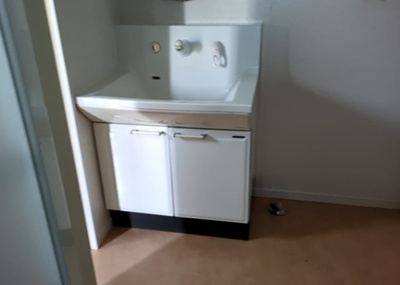 【独立洗面台】 | テラスハウスＡ松が谷 | 洗面化粧台では顔を洗ったり、身だしなみを整えることが本来の使い方ですが、用途によっては洗面化粧台に求められる機能が違ってくるため、ご自身や家族のライフスタイルに合ったものを選ぶことをおすすめ致します。