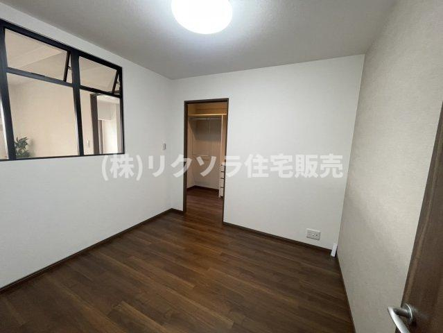 京阪東ローズタウン・ファインガーデンあゆみヶ丘A棟の子供部屋|洋室4.5帖　おしゃれな小窓付き
■物件内覧・資金計画相談・住宅ローン相談、リフォーム相談、お問合せ受付中■
※当日・翌日のご内覧、ご相談はお電話でのお問合せがスムーズです！