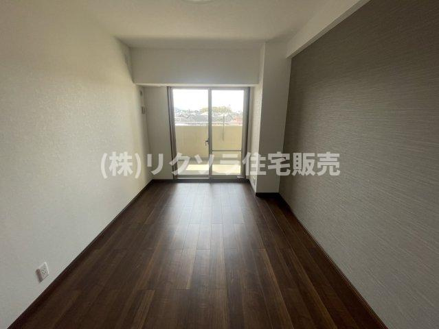 京阪東ローズタウン・ファインガーデンあゆみヶ丘A棟の寝室|洋室6.4帖
■物件内覧・資金計画相談・住宅ローン相談、リフォーム相談、お問合せ受付中■
※当日・翌日のご内覧、ご相談はお電話でのお問合せがスムーズです！