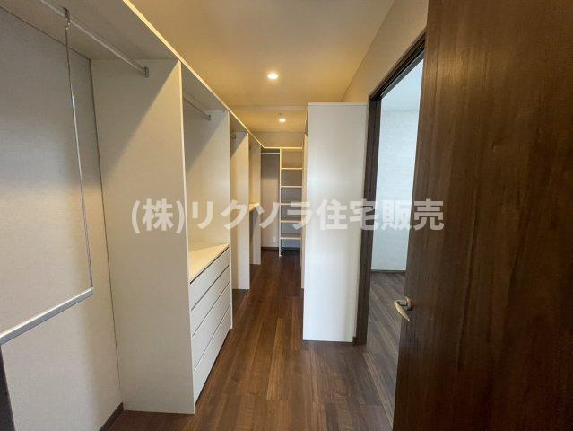 京阪東ローズタウン・ファインガーデンあゆみヶ丘A棟の収納|大容量のウォークインクロゼット
■物件内覧・資金計画相談・住宅ローン相談、リフォーム相談、お問合せ受付中■
※当日・翌日のご内覧、ご相談はお電話でのお問合せがスムーズです！