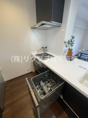 京阪東ローズタウン・ファインガーデンあゆみヶ丘A棟のキッチン|食器洗い乾燥機付き　ビルトイン三つ口コンロ
■物件内覧・資金計画相談・住宅ローン相談、リフォーム相談、お問合せ受付中■
※当日・翌日のご内覧、ご相談はお電話でのお問合せがスムーズです！