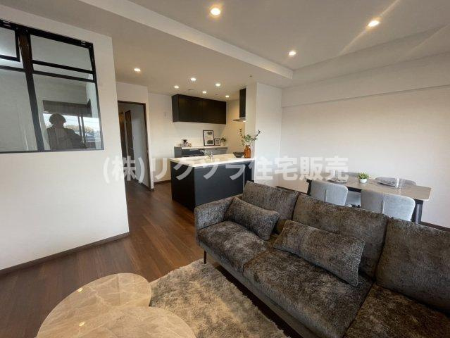 京阪東ローズタウン・ファインガーデンあゆみヶ丘A棟の居間・リビング|リビング18.2帖　家具・照明付き！
■物件内覧・資金計画相談・住宅ローン相談、リフォーム相談、お問合せ受付中■
※当日・翌日のご内覧、ご相談はお電話でのお問合せがスムーズです！