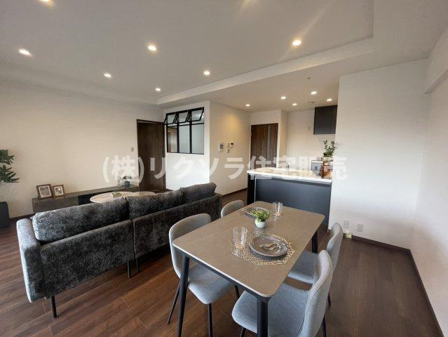 京阪東ローズタウン・ファインガーデンあゆみヶ丘A棟の居間・リビング|リビング18.2帖　家具・照明付き！
■物件内覧・資金計画相談・住宅ローン相談、リフォーム相談、お問合せ受付中■
※当日・翌日のご内覧、ご相談はお電話でのお問合せがスムーズです！