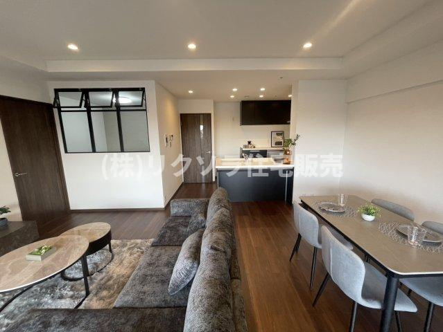 京阪東ローズタウン・ファインガーデンあゆみヶ丘A棟の居間・リビング|リビング18.2帖　家具・照明付き！
■物件内覧・資金計画相談・住宅ローン相談、リフォーム相談、お問合せ受付中■
※当日・翌日のご内覧、ご相談はお電話でのお問合せがスムーズです！