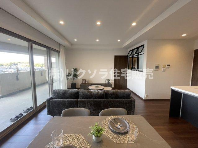 京阪東ローズタウン・ファインガーデンあゆみヶ丘A棟のダイニング|リビング18.2帖　家具・照明付き！
■物件内覧・資金計画相談・住宅ローン相談、リフォーム相談、お問合せ受付中■
※当日・翌日のご内覧、ご相談はお電話でのお問合せがスムーズです！