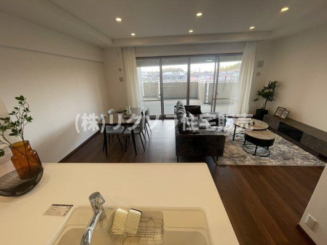 京阪東ローズタウン・ファインガーデンあゆみヶ丘A棟のダイニング|リビング18.2帖　家具・照明付き！
■物件内覧・資金計画相談・住宅ローン相談、リフォーム相談、お問合せ受付中■
※当日・翌日のご内覧、ご相談はお電話でのお問合せがスムーズです！