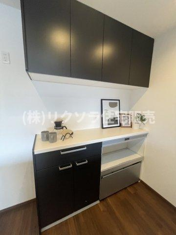 京阪東ローズタウン・ファインガーデンあゆみヶ丘A棟のキッチン|カップボード・蒸気排出ユニット付き！
■物件内覧・資金計画相談・住宅ローン相談、リフォーム相談、お問合せ受付中■
※当日・翌日のご内覧、ご相談はお電話でのお問合せがスムーズです！