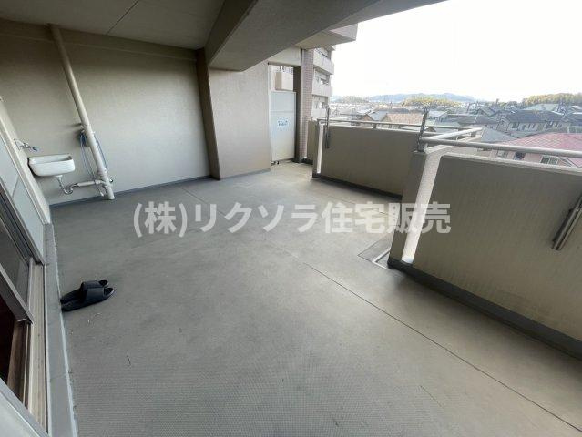 京阪東ローズタウン・ファインガーデンあゆみヶ丘A棟のバルコニー|南西向き広々ワイドバルコニー！スロップシンク付き
■物件内覧・資金計画相談・住宅ローン相談、リフォーム相談、お問合せ受付中■
※当日・翌日のご内覧、ご相談はお電話でのお問合せがスムーズです！