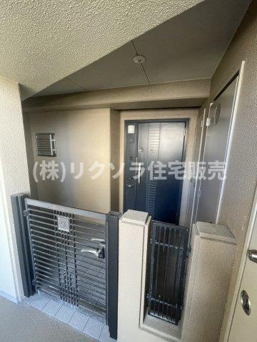 京阪東ローズタウン・ファインガーデンあゆみヶ丘A棟の玄関|ポーチ付き
■物件内覧・資金計画相談・住宅ローン相談、リフォーム相談、お問合せ受付中■
※当日・翌日のご内覧、ご相談はお電話でのお問合せがスムーズです！