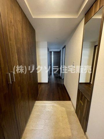 京阪東ローズタウン・ファインガーデンあゆみヶ丘A棟の内装|玄関内部
■物件内覧・資金計画相談・住宅ローン相談、リフォーム相談、お問合せ受付中■
※当日・翌日のご内覧、ご相談はお電話でのお問合せがスムーズです！