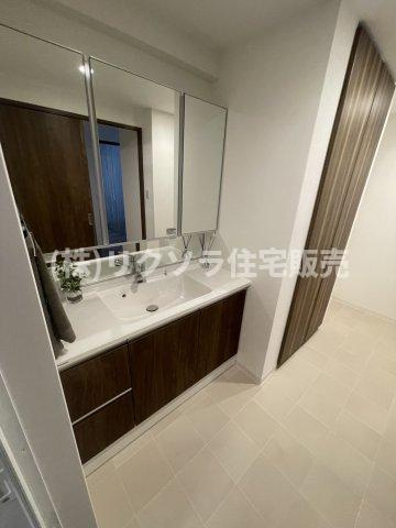 京阪東ローズタウン・ファインガーデンあゆみヶ丘A棟の独立洗面台|三面鏡付き
■物件内覧・資金計画相談・住宅ローン相談、リフォーム相談、お問合せ受付中■
※当日・翌日のご内覧、ご相談はお電話でのお問合せがスムーズです！
