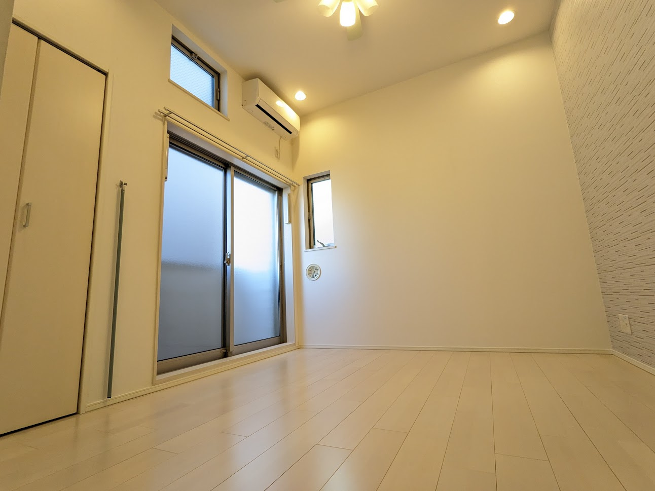 ダフォディルの洋室