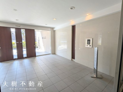 【エントランス】 | 眺望良好！ローレルコートかしわ台　8階 | オートロック付きのエントランス