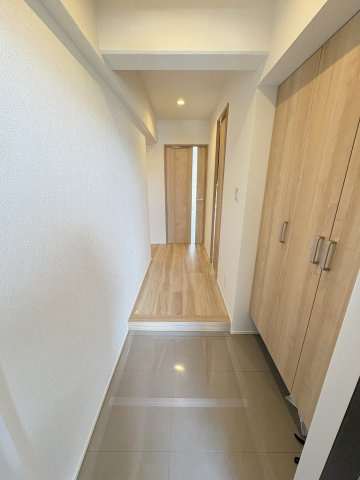 アミティ三郷早稲田6-1-2号棟の玄関|玄関から見た室内写真です