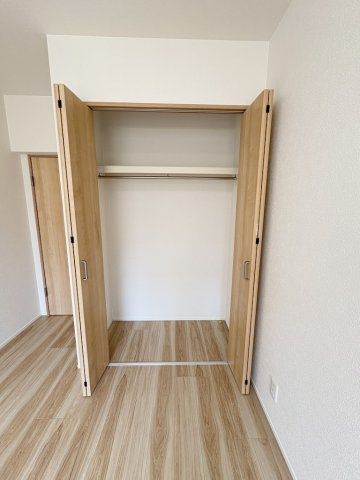 アミティ三郷早稲田6-1-2号棟の収納|大切な衣類を収納できるクローゼット